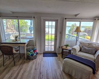Level Beach, Dock, Central Air, New Kitchen, Fantastic Views, Rowboat & Kayaks! - Auburn - Living room