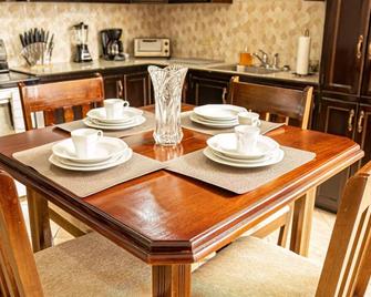Casa De Llewellyn's Apartments - Maracas Bay Village - Dining room