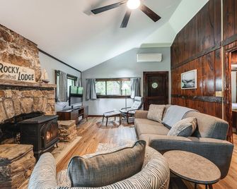 Walk To Barretts Park Wooded Cabin With - Boothbay Harbor - Living room