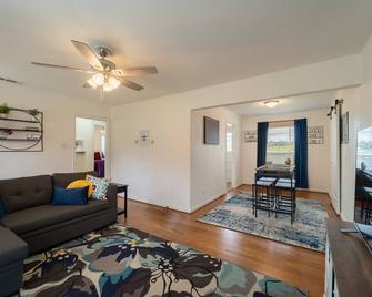 Come relax at the Fleur-de-lis in Temple, TX! - Temple - Living room