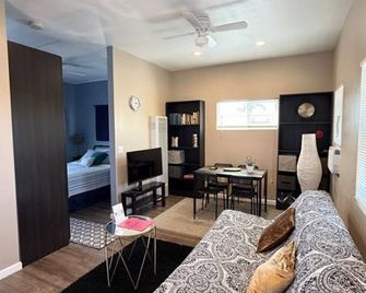 The studio apartment in Clairemont - New AC unit - San Diego - Living room