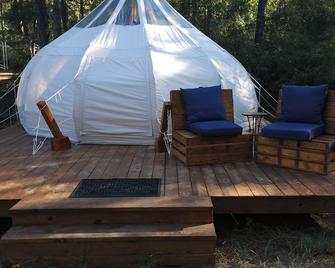 Milky Way with AC and WiFi, glamping near Houston - Cleveland - Patio