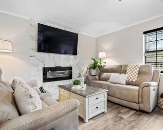 Private Home in Pooler, Mins from SVA Airport + Pet Friendly - Pooler - Living room