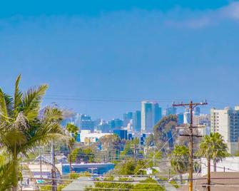 Entire Private 3-Bedroom Home near San Diego Downtown & Beach, Available Now - National City
