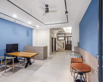 Spring Rain Hostel - צ'יאי - חדר אוכל