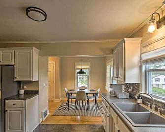 Ideal Green Bay Home Less Than 3 Mi to Lambeau Field! - Green Bay - Cocina
