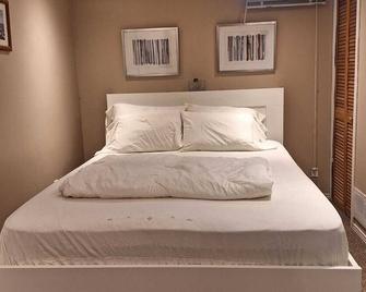 Urban Chic Studio: Cozy Haven - Burlington