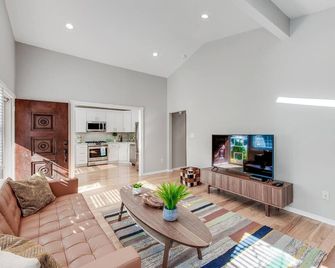 Sunny Retreat 4 BR Ranch w Spacious Backyard - Princeton - Living room