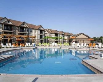 Charming 2br Retreat | Pool, Parking, Gym - Middletown - Pool