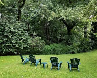 Tranquil Setting With a Heavenly Front Porch View of Black Rock Mountain - Lakemont - Patio