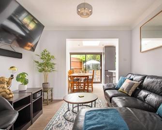 Charming Retreat Near Grange Hill Central Line - Chigwell - Living room