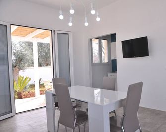 Villa Rachele in Sant'Isidoro a few steps from the sea - Sant'Isidoro - Comedor