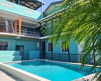 Cozy 1-bedroom apartment with WiFi, Pool near the Airport & Store Bay Beach - Crown Point - Pool