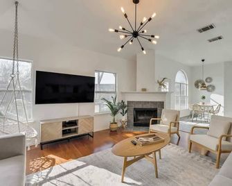 Elite 4br/2b Roomy Home Hot Tub, Pool, Bbq- 12 Guests - Haltom City - Sala de estar