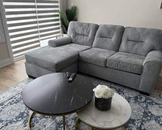 Cozy 3 Bedroom Townhome Hyde Park Mall & Western University - Londyn - Pokój dzienny
