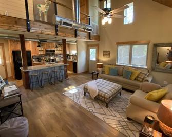 End of Summer Special Aug & Sept! Sleeps 10 Book two nights & 3rd night is free! - Sulphur - Sala de estar