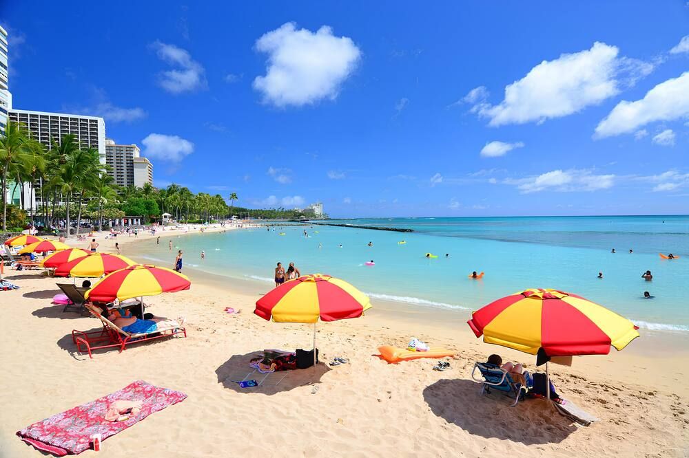 Bright Corner Condo W/Ac, W/D, Dw, Parking, Wi-Fi! Sleeps 4. 30-Night Min - Honolulu - Strand