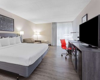 Ramada by Wyndham Hartford North / Bradley Airport - Windsor Locks - Bedroom