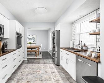Stylish Comfort and Hot Tub at Clay Terrace - Carmel - Kitchen