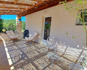 Mas 'La Provinciale' with wooden swimming pool at the foot of Mont Ventoux in Malaucène - Malaucène - Patio