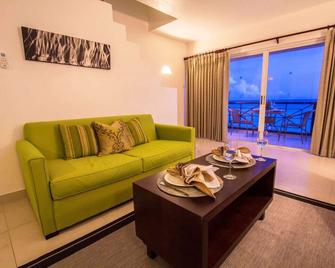 Infinity On The Beach - Dover - Living room