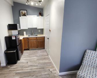 Quiet Cozy Tiny House Near Everything - Butte - Kitchen