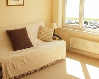 Clutha View Holiday Apartment - Helensburgh - Living room