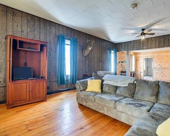 Lyndon Station Retreat about 9 Mi to Wisconsin Dells! - Lyndon Station - Вітальня