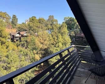 Architectural Marvel in Hollywood Hills with Views - Los Ángeles - Balcón