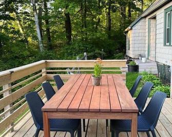 Berkshire Vacation Rentals: Chic Pittsfield Home With A View - Pittsfield - Restaurant
