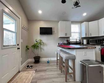 3-bedroom vacation home just 16 minutes from Stockton Lake - Humansville - Cocina