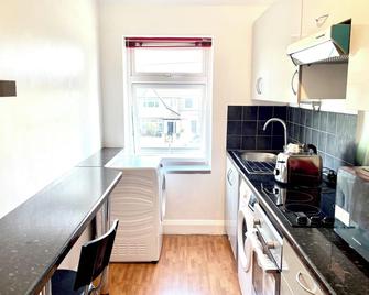2 bedroom entire flat, 15 min from tube station, family friendly - Northolt - Kitchen