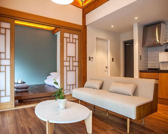 Hotelarrive Taean Tiann Hanokbeachresort - Taean - Living room