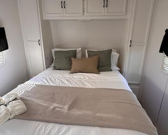 Archie's Lakeside Cabin - Wolfville - Bedroom