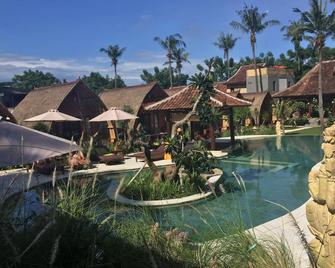 Paradesa Living - Pemenang - Pool