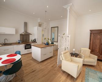 Beach & Serenity: Fully Renovated 1 Bd Apt, 10meters From The Beach - Menton - Küche