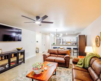 3br Near Umhb & Downtown • Fast Wifi • Fenced Yard - Belton - Вітальня