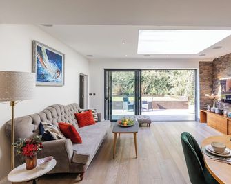 Apartment in Guildford with Parking - Stoughton - Living room