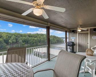 Lazy Days Escape - Top Floor Waterfront Condo w/ Screened Deck! - Osage Beach - Balcony