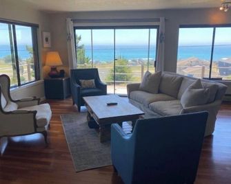 The Blue Pelican - Whitethorn - Living room