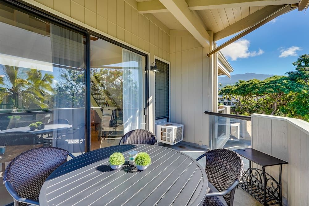 Top-Floor Kailua Bay Resort Condo w/ Ocean Views! - Kailua-Kona - Balcony
