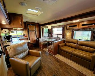 Clovis Country Rv Camper #2 - Clovis - Living room