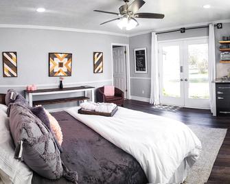 Beautiful Farmhouse Guest Home - Logan - Schlafzimmer