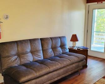 The Wolf's Den At Sweet Dreams Overlook - Grand Marais - Living room