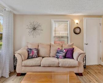 East Syracuse - 3 Bdrm W/ Yard & Parking - Siracusa - Sala de estar