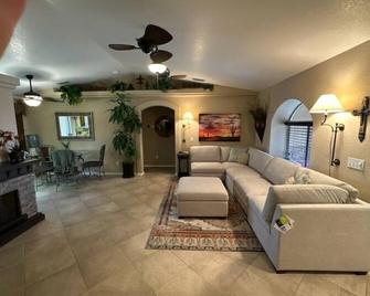 Reduced price! Remodeled Home with awesome pool & boat parking. Pets allowed - Lake Havasu City - Stue