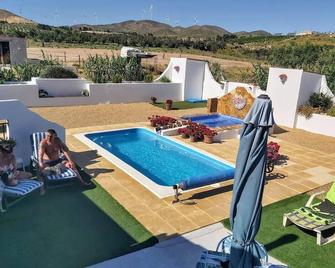 2-Bed Villa with pool, garden & parking near Seron - Serón - Piscina