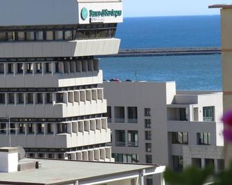 Camera Matrimoniale con Balcone Panoramico e Frigobar, Bagno Esclusivo - Cagliari - Bygning