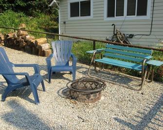 Hot Tub, Fire Pit, Bbq, Hulu & Netflix!, Just Off Pulaski! - Wallace - Innenhof
