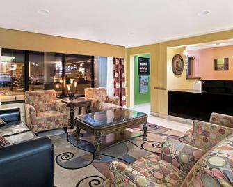 La Quinta Inn & Suites by Wyndham Salina - Salina - Lobby